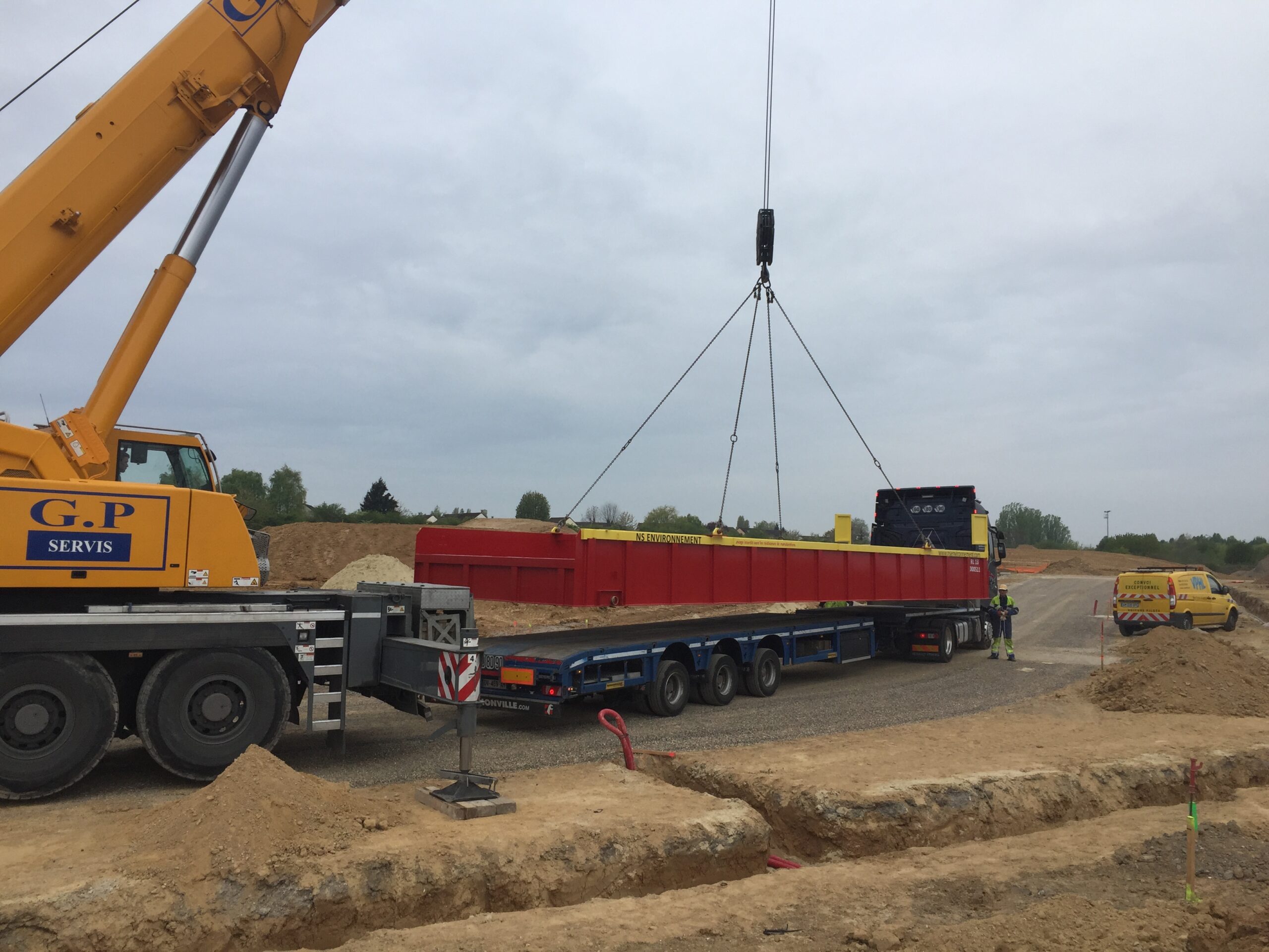 Installation d'un raton-laveur au moyen d'une grue de levage.